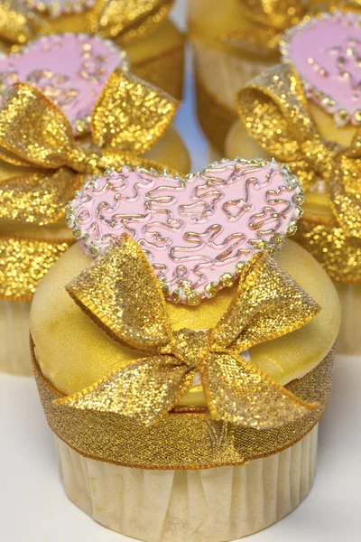 Rosa och guld cupcakes. — Stockfoto