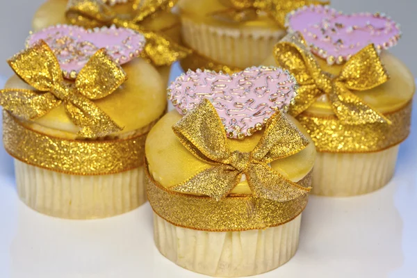 Roze en gouden cupcakes. — Stockfoto