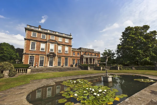 Englisches Herrenhaus und Gärten. — Stockfoto