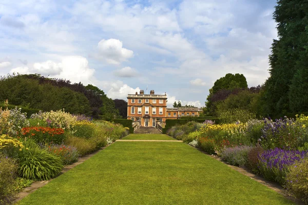 Inglês imponente casa e jardins . — Fotografia de Stock