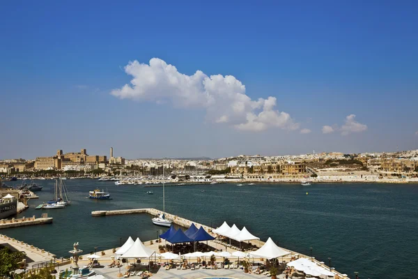 La Valeta en el paisaje urbano de la isla de Malta . — Foto de Stock