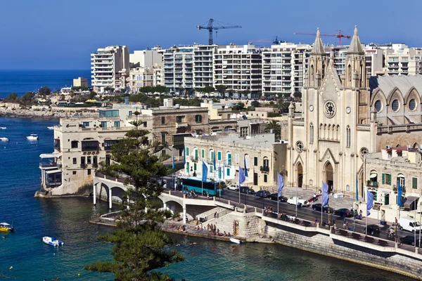 Paesaggio urbano a St. Julians a Malta . — Foto Stock