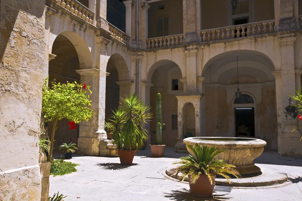 Antiguo patio en la ciudad de Mdina, Malta . —  Fotos de Stock