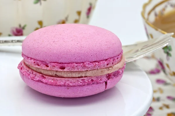 Pink macaroon biscuit close-up. — Stock Photo, Image
