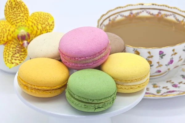 Macaroon biscuits and an antique tea cup. — Stock Photo, Image