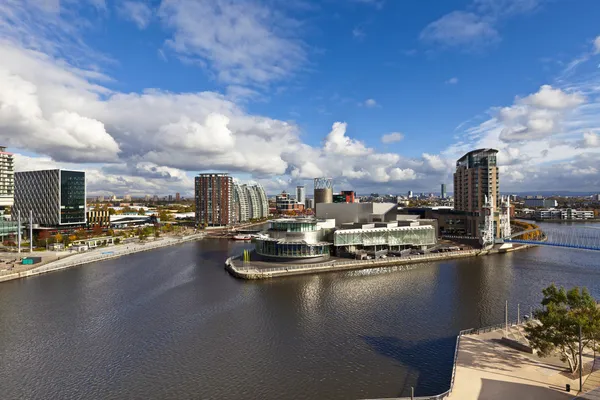 Manchester stadsbilden på salford quays. — Stockfoto
