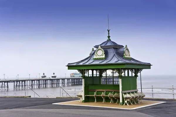 Traditional Victorian shelter on Blackpool promenade, UK. — Stock Photo, Image