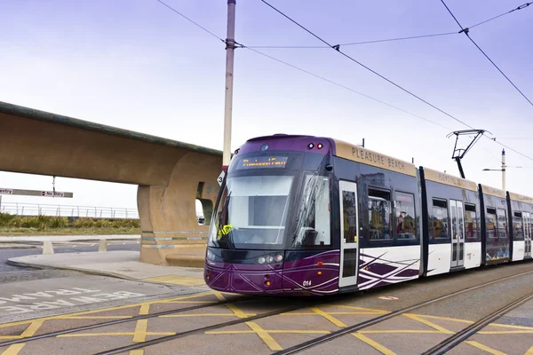 Tramwaj w bajkowej nadmorskiej Blackpool. — Zdjęcie stockowe