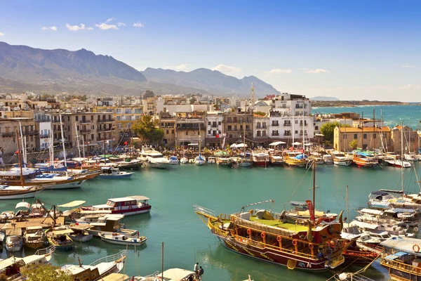 Geschäftiges Leben in einem historischen Hafen in Kyrenia, Zypern. — Stockfoto