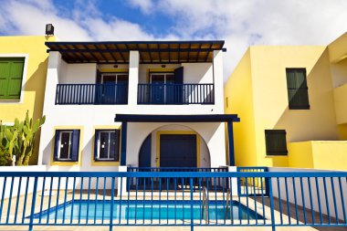 Modern tatil evleri.
