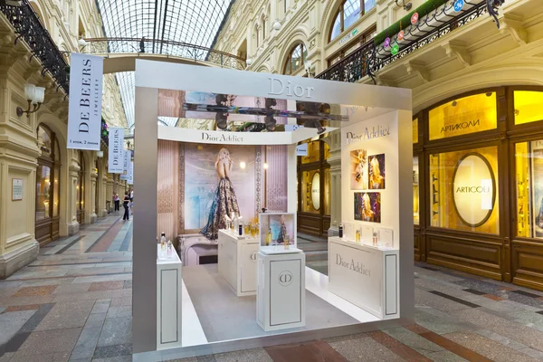 Luxury shopping inside the famous Gum shopping mall in Moscow — Stock Photo, Image