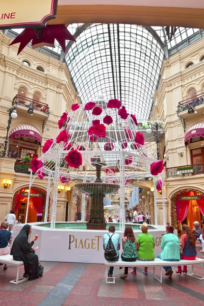 The fountain inside the famous GUM department store in Moscow. — Stock Photo, Image