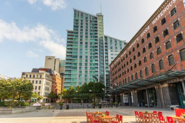 MANCHESTER, İngiltere - 20 Eylül 2020: Modern binalar ve 2. derece listelenen Great Northern Square, eski bir demiryolu dağıtım deposu artık hareketli bir eğlence ve alışveriş geliştirme merkezi..