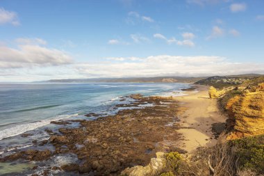 Aireys Inlet, Victoria, Avustralya 'daki Lorne-Queenscliff Sahil Koruma Alanı' ndaki gemi enkazı sahili ve kumlu plaj..