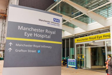 Manchester, İngiltere - 29 Eylül 2021: Manchester Kraliyet Göz Hastanesi büyük bir eğitim hastanesinin parçası ve Manchester Üniversitesi ile güçlü bağları var.