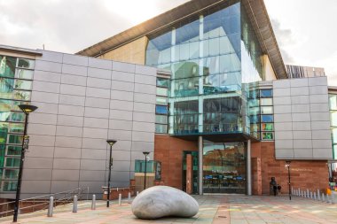 Manchester, İngiltere - 10 Ekim 2021: İngiltere 'nin Manchester şehir merkezinde bir konser salonu olan Bridgewater Hall' un modern binası. 