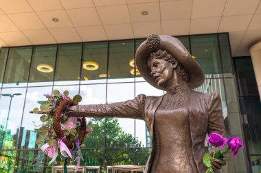 Manchester, İngiltere - 10 Ekim 2021: Manchester 'daki Emmeline Pankhurst' un bronz heykeli, İngiliz siyasi eylemci ve İngiltere 'deki kadın hakları savunucusu hareketinin lideri.