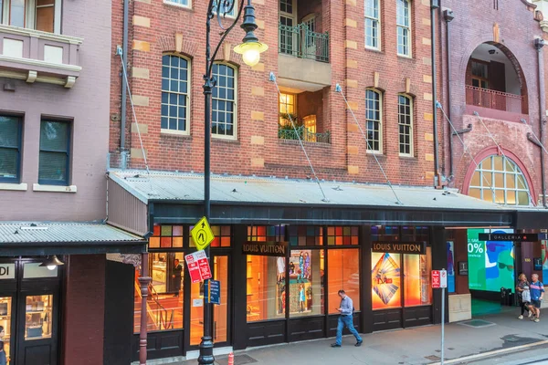 Sydney, Avustralya - 5 Nisan 2019: Louis Vuitton lüks eşya mağazası Sydney 'nin Kayalık bölgesindeki T Galleria' da.