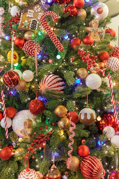 Noel Için Süslenmiş Çam Ağacının Yakın Çekimi Mücevherler Işıklar Zencefilli — Stok fotoğraf