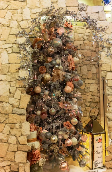 Kerstboom Ingericht Vintage Stijl Met Kerstballen Bloemen — Stockfoto