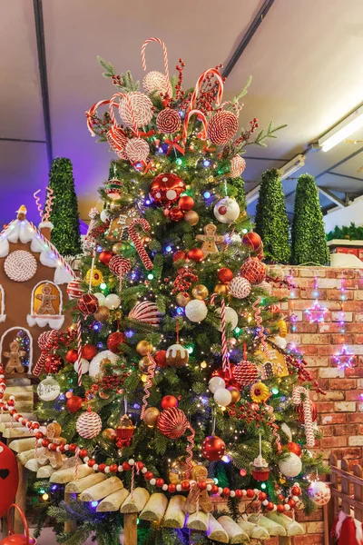 Noel Için Süslenmiş Çam Ağacı Mücevherler Işıklar Zencefilli Ekmek Şekerle — Stok fotoğraf
