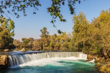 Manavgat Nehri 'nin turkuaz suyu Manavgat Şelalesi' nin üzerinden akıyor..