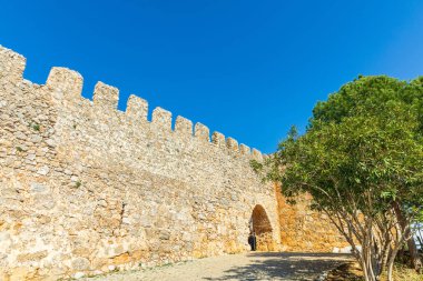 Türkiye 'nin güneyindeki Alanya Kalesi' nin yıkılmış duvarı, yerel adı Alanya Kalesi olan muhteşem Seljuk harabesine ait..