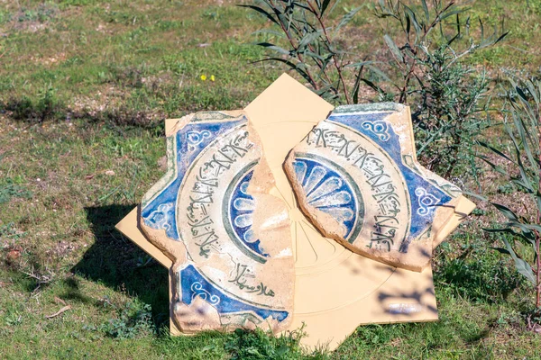 トルコ南部の地中海沿岸のAlanya城に展示されている大きな古代の八角形のセラミックタイルの破片 — ストック写真