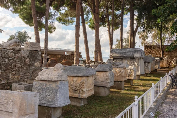 Side Turquía Febrero 2022 Antiguos Sarcófagos Romanos Tallados Piedra Expuestos —  Fotos de Stock