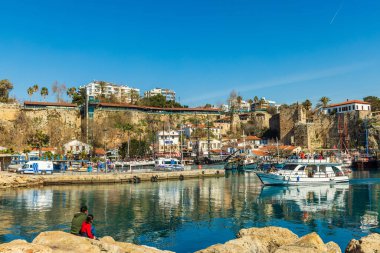 Antalya, Türkiye - 12 Şubat 2022: Antalya, Türkiye 'nin tarihi limanında dükkanlar, restoranlar ve Panoramik Asansörü ile kentin manzarası.