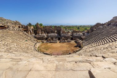 Türkiye 'nin Side kentinde iyi korunmuş Antik Yunan tiyatrosunun kalıntıları.