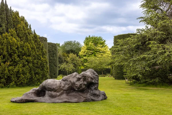Arley Cheshire Maja 2022 Brązowa Rzeźba Otoczona Tobą 2017 Stworzona — Zdjęcie stockowe