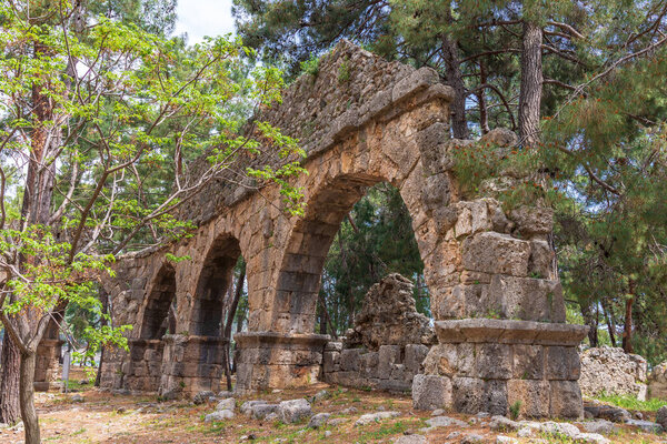 Акведук Фаселис в древнем городе на побережье Анталии в Турции.