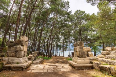 Güney limanı yakınlarındaki Hadrian Geçidi harabeleri MS 131, Phaselis, Lycia, Türkiye.