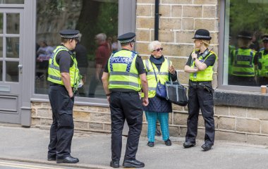 Saddleworth, İngiltere - 10 Haziran 2022: Uppermill Whit Friday Yarışması 'nda küçük bir polis ve kadın grubu.