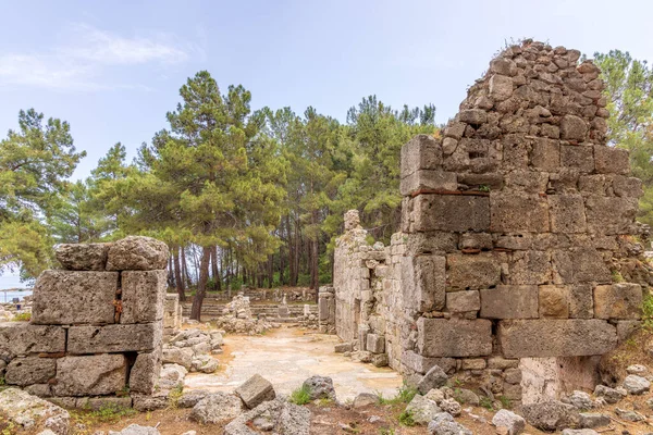 Ruiny Phaselis Starożytnego Miasta Rozciągają Się Półwyspie Otoczonym Trzema Małymi — Zdjęcie stockowe