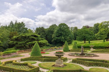 Tarihi Tatton Park 'taki park ve parterre bahçesi, İngiltere' nin Cheshire kentindeki İngiliz görkemli evi..