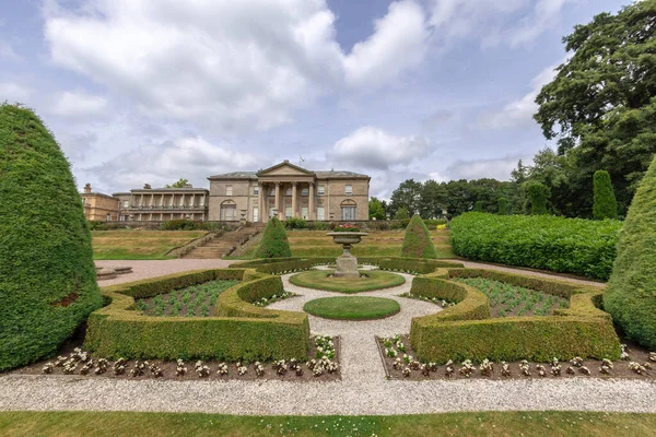 Tarihi Tatton Park 'taki park ve parterre bahçesi, İngiltere' nin Cheshire kentindeki İngiliz görkemli evi..