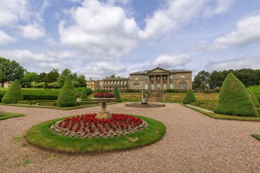  Güney cephesi ve Tatton Hall Park ve malikanesinin resmi bahçeleri Cheshire, İngiltere.