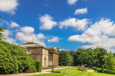 Knutsford, İngiltere - 15 Temmuz 2021: Neoklasik malikane ve Tatton Park 'ın manzaralı bahçeleri, tarihi malikane.