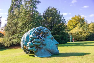 Wakefield, İngiltere - 13 Ekim 2022: Yakınlaşmamış Bronz Eroded Melpomene (2021), Daniel Arsham 'ın büyük heykeli YSP' de sergilendi.