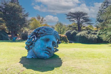 Wakefield, İngiltere - 13 Ekim 2022: Yakınlaşmamış Bronz Eroded Melpomene (2021), Daniel Arsham 'ın büyük heykeli YSP' de sergilendi.