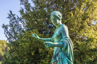 Wakefield, İngiltere - 13 Ekim 2022: Yorkshire Heykel Parkı 'nda sergilenen Kuzey Amerikalı sanatçı Daniel Arsham tarafından bronz aşınmış Arles Venüs heykeli.