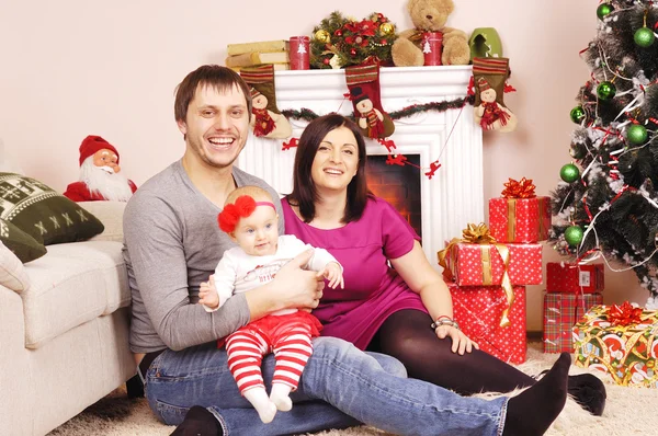 mutlu Noel aile şömine yakın