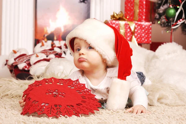 Micuță fată de Crăciun fericită în pălăria lui Moș Crăciun — Fotografie, imagine de stoc