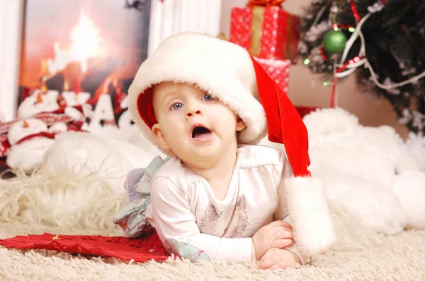 Micuță fată de Crăciun fericită în pălăria lui Moș Crăciun — Fotografie, imagine de stoc