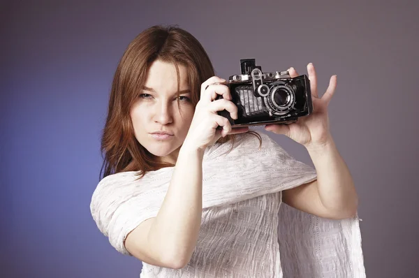 Jeune fille avec caméra rétro — Photo