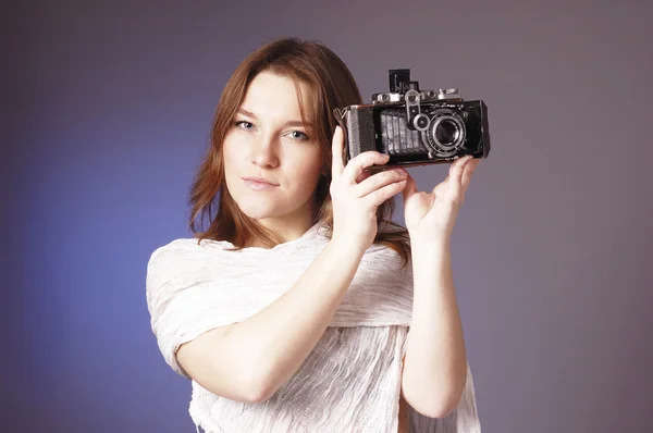 Giovane ragazza con fotocamera retrò — Foto Stock