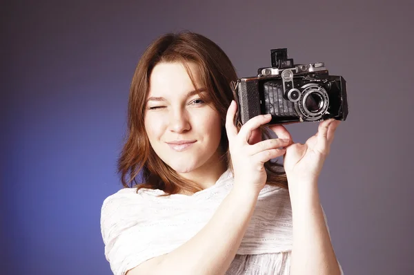 Młoda dziewczyna z kamery retro — Zdjęcie stockowe