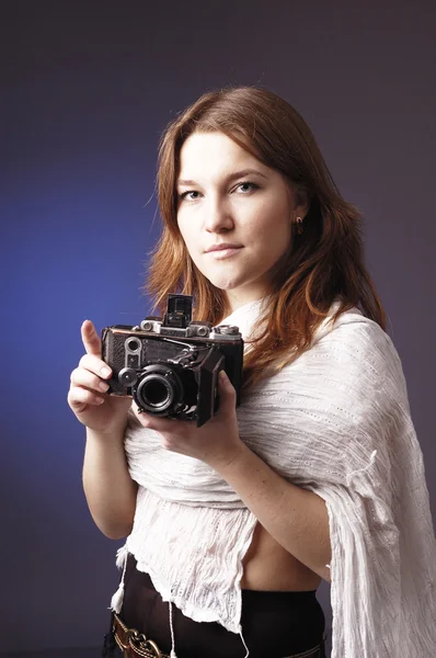 Giovane ragazza con fotocamera retrò — Foto Stock